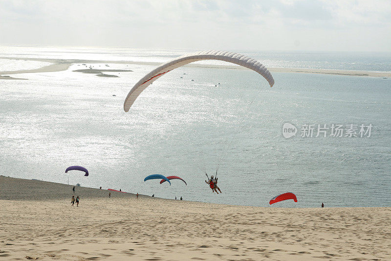 在Pilat Dune进行滑翔伞运动。